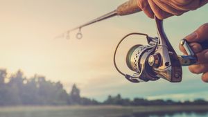 How To Cast A Spinning Reel With Illustrations (Easy to Follow Tutorial)